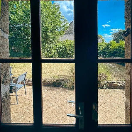 Semesterbostad Peaceful Detached Stone Lesbois